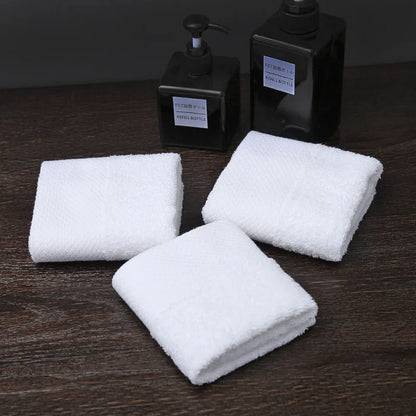 Petite serviette blanche pliées et posée sur un meuble