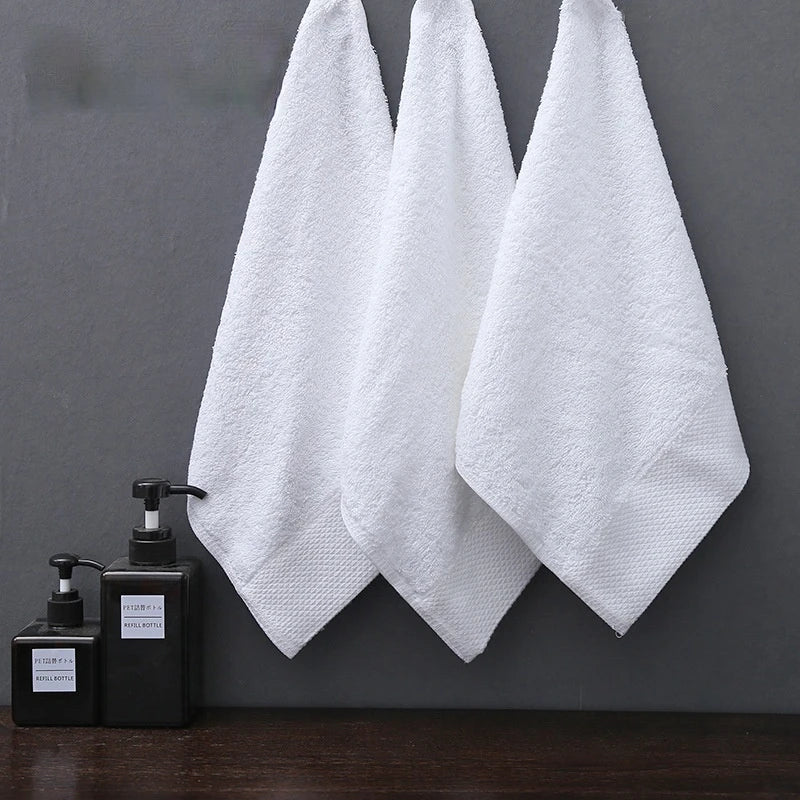 Petite serviette qualité hôtel accrochée au mur