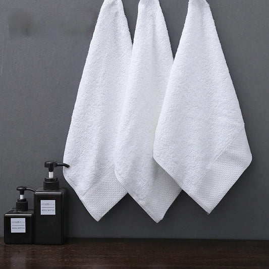 Petite serviette qualité hôtel accrochée au mur
