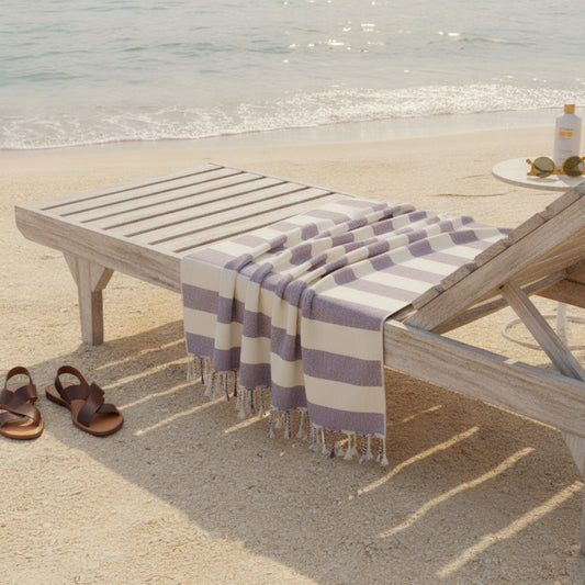 Grande serviette de plage en coton sur une chaise longue